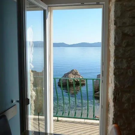 Perfect Beachfront Holiday * Marusici (Split-Dalmatia)