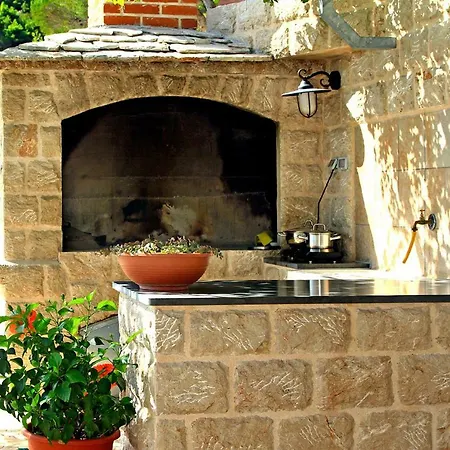 아파트 Perfect Beachfront Holiday Marusici (Split-Dalmatia)
